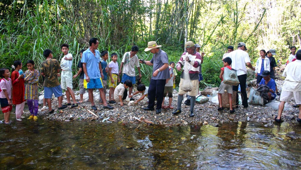 Penduduk kampung berkumpul sebelum menangkap ikan.